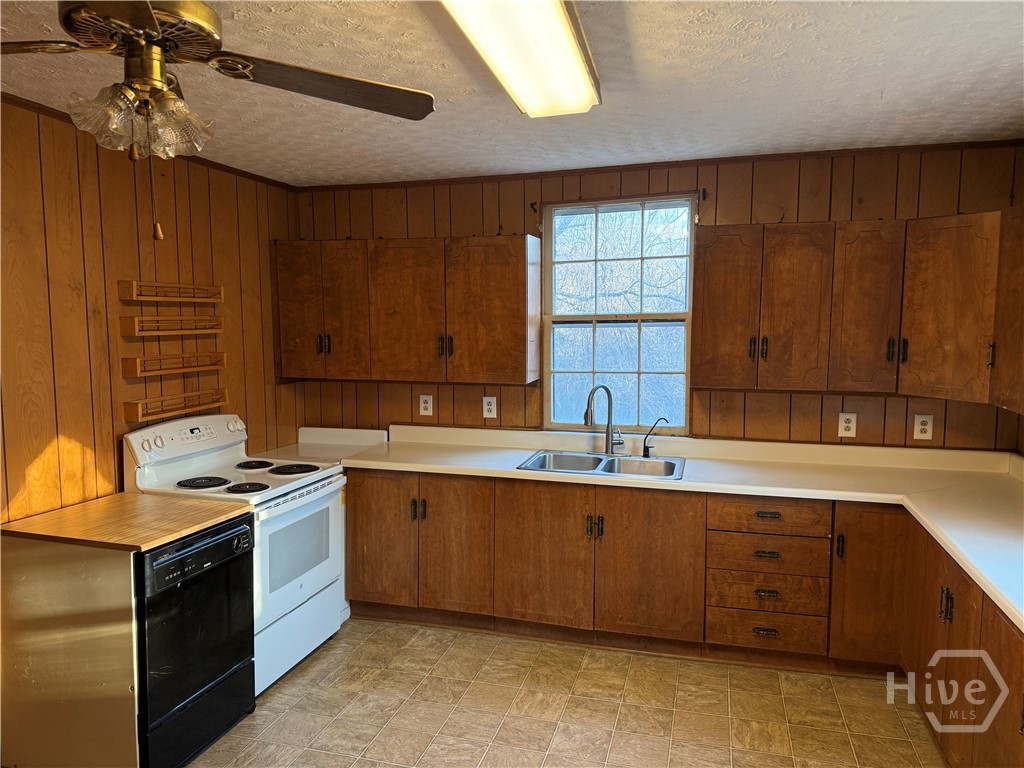219 Elm Street Jefferson, GA 30549 - Photo 5 of 12 kitchen