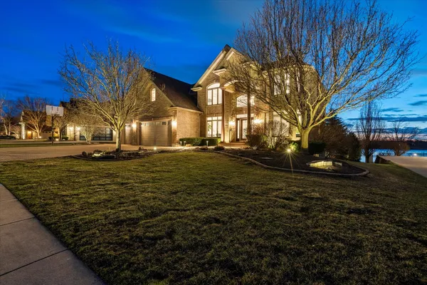 a view of a yard with a house