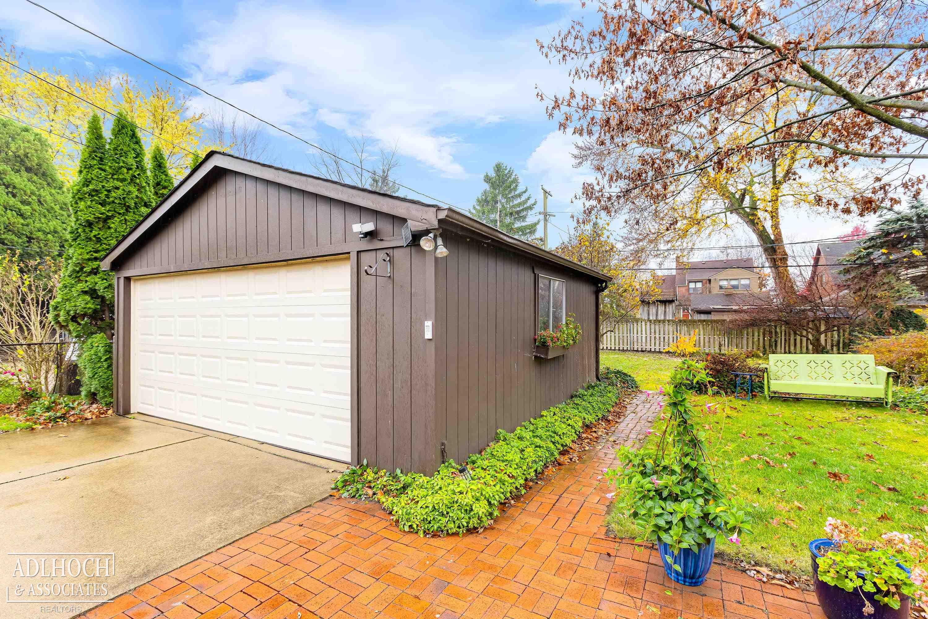 913 Fisher Road Grosse Pointe, MI 48230 - Photo 32 of 34 50161548-62d6265c-bfbe-47a7-8342-1b90692221f3.JPG