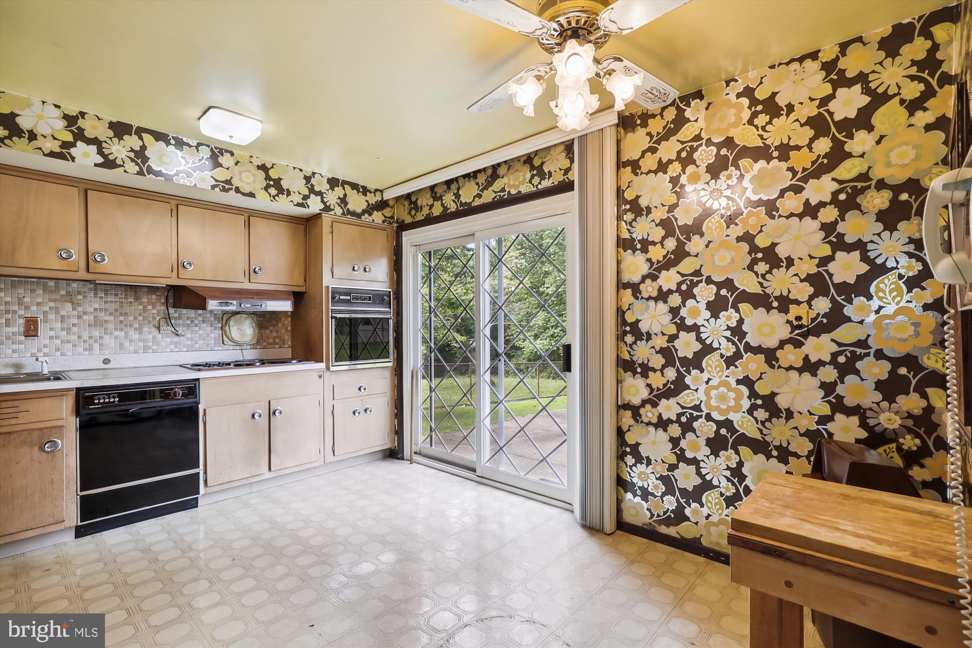 11818 Mentone Road Silver Spring, MD 20906 - Photo 18 of 25 Kitchen with walk-out to patio