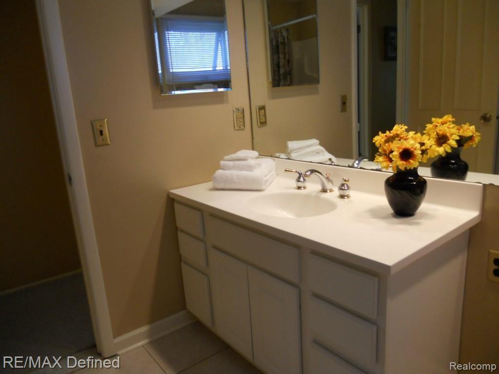 901 Hemlock Drive Rochester, MI 48307 - Photo 16 of 27 Large full bath upstairs