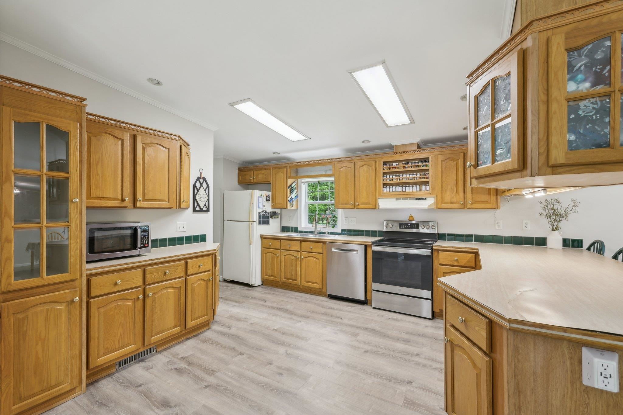 507 Chases Grove Road Derry, NH 03038 - Photo 13 of 37