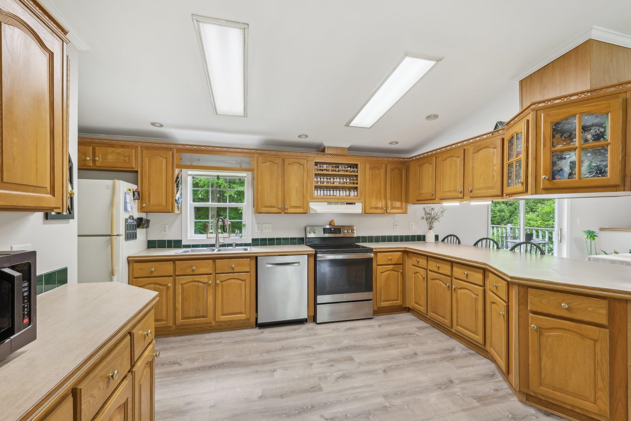 507 Chases Grove Road Derry, NH 03038 - Photo 15 of 37