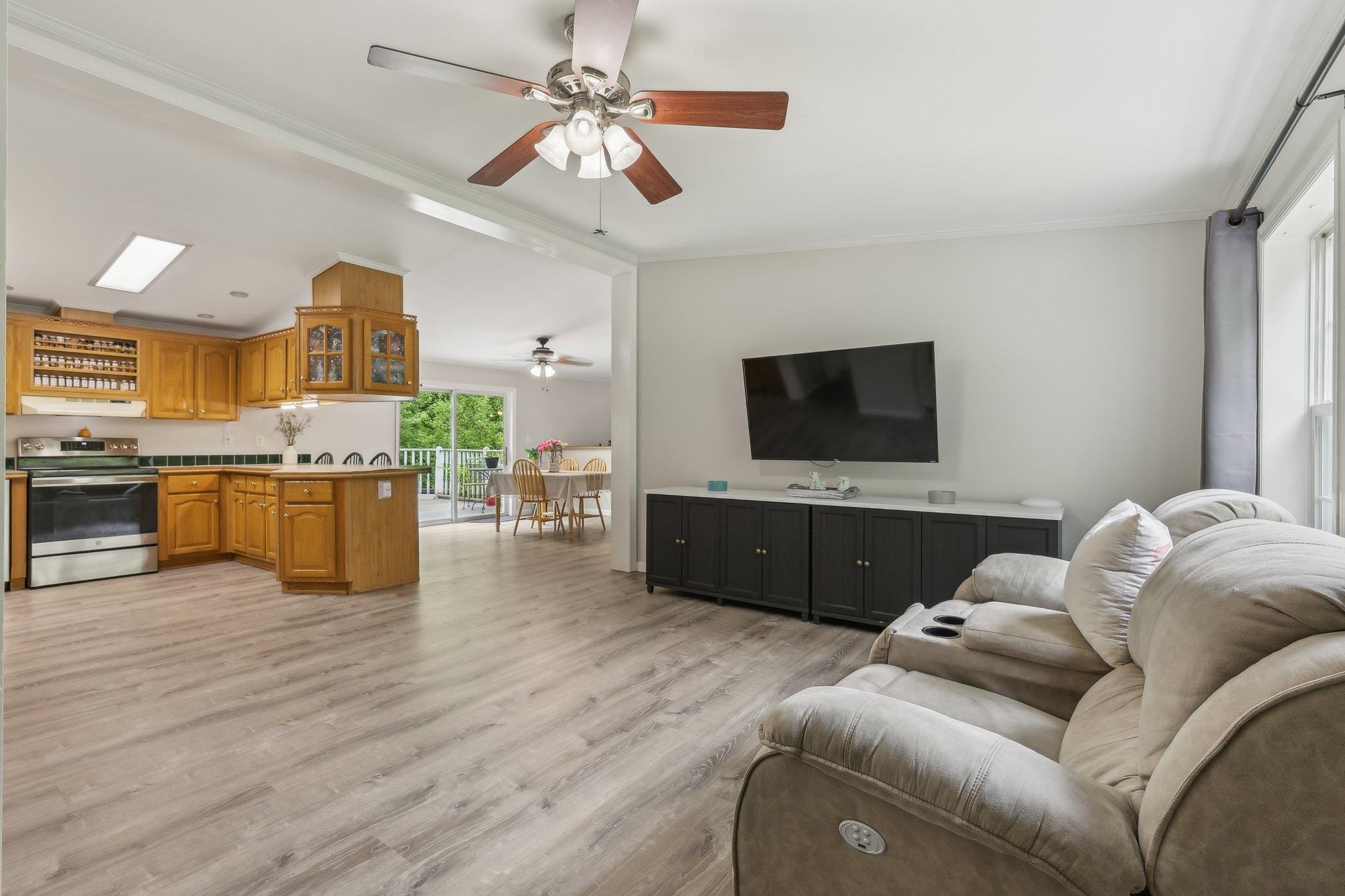 507 Chases Grove Road Derry, NH 03038 - Photo 8 of 37