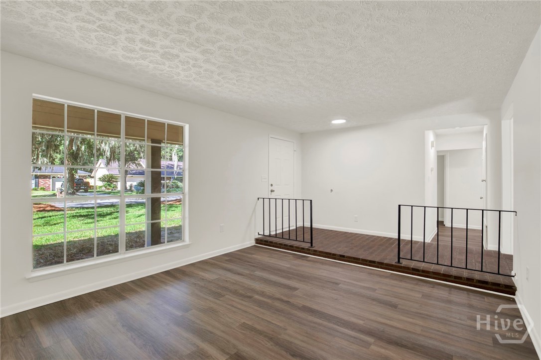 910 Old Mill Road Savannah, GA 31419 - Photo 7 of 41 Living room