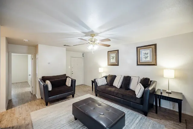 $899 | 10401 North Lamar Boulevard, Unit I108, Austin, TX 78753