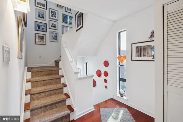 a view of entryway with a workspace