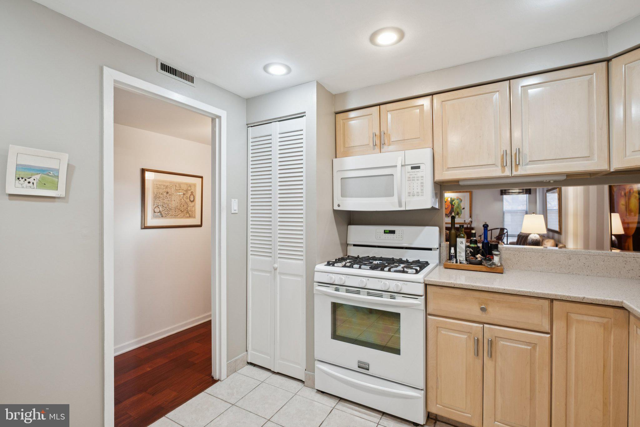 130 Spruce Street, Unit 15B Philadelphia, PA 19106 - Photo 9 of 27