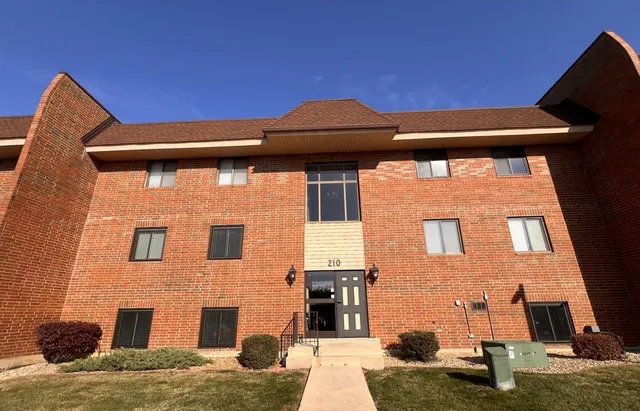 $215,000 | 210 Fountainview Lane, Unit 1A, Lombard, IL 60148