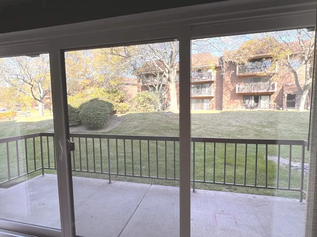 $215,000 | 210 Fountainview Lane, Unit 1A, Lombard, IL 60148