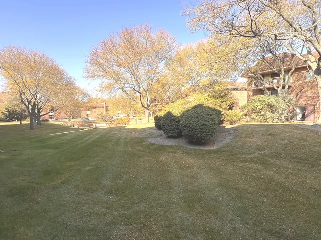 $215,000 | 210 Fountainview Lane, Unit 1A, Lombard, IL 60148