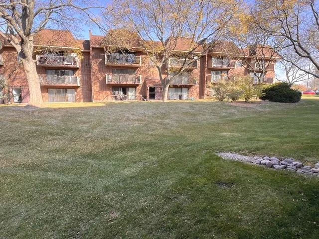 $215,000 | 210 Fountainview Lane, Unit 1A, Lombard, IL 60148