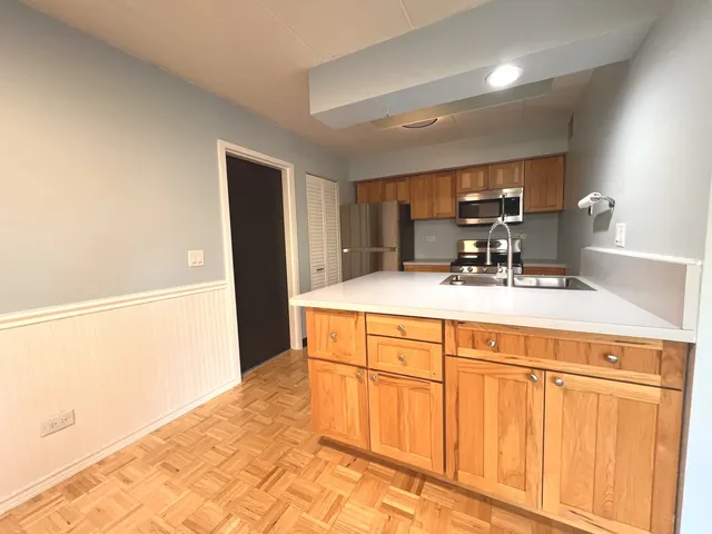 $215,000 | 210 Fountainview Lane, Unit 1A, Lombard, IL 60148