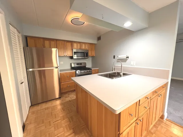 $215,000 | 210 Fountainview Lane, Unit 1A, Lombard, IL 60148