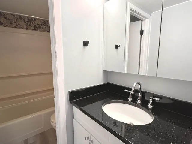 $215,000 | 210 Fountainview Lane, Unit 1A, Lombard, IL 60148