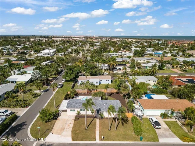 a view of a parking area