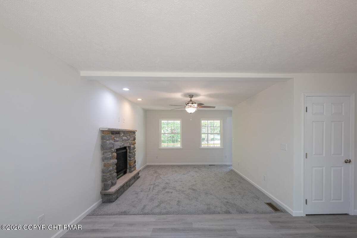 1125 Glouster Road, Unit 3209 Tobyhanna, PA 18466 - Photo 17 of 53 a view of an empty room and window