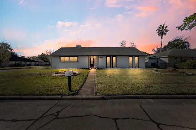 $2,350 | 16930 Stardale Lane, Friendswood, TX 77546