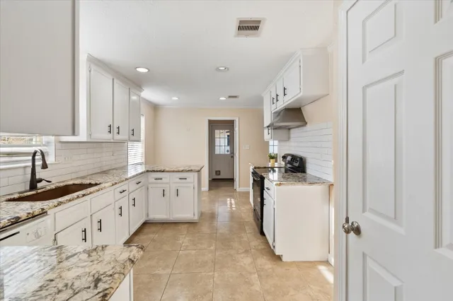 $2,350 | 16930 Stardale Lane, Friendswood, TX 77546