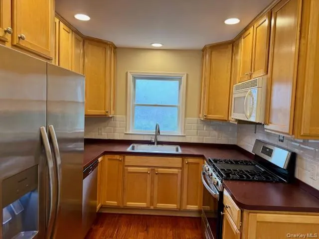 $2,800 | 29 1/2 Woolsey Avenue, Glen Cove, NY 11542