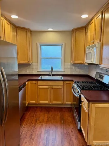 $2,800 | 29 1/2 Woolsey Avenue, Glen Cove, NY 11542