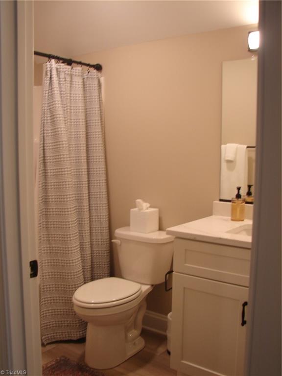 4034 Waterview Road High Point, NC 27265 - Photo 10 of 31 Upstairs full bathroom