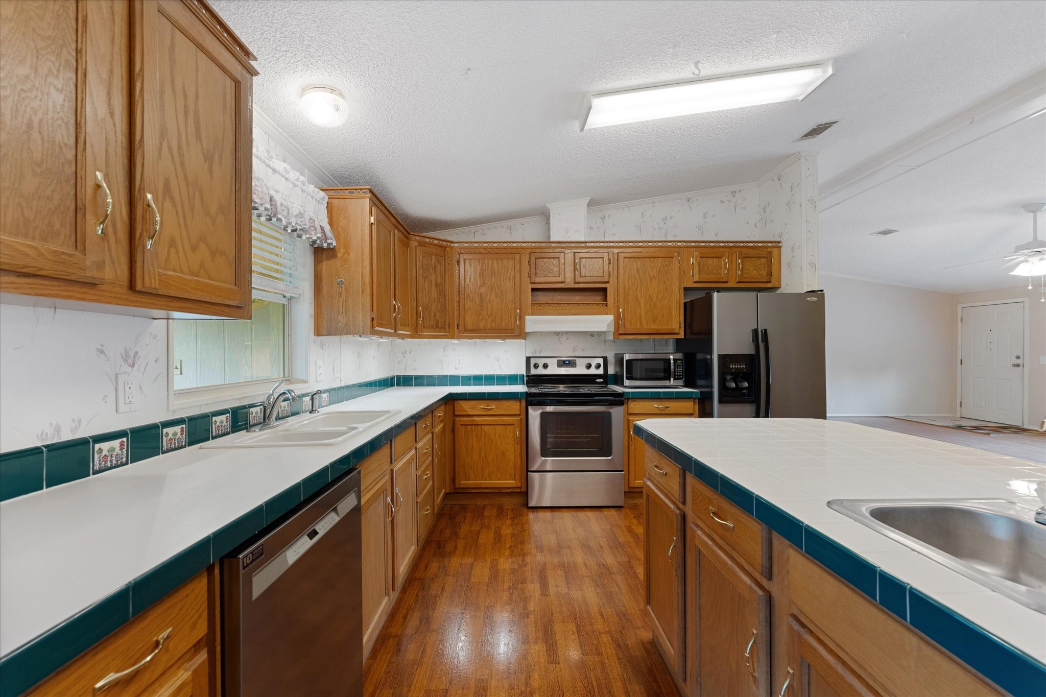 23419 Quiet Hollow Road Montgomery, TX 77356 - Photo 8 of 46 a kitchen with stainless steel appliances a sink dishwasher stove and refrigerator