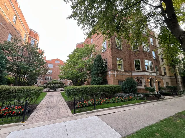 $2,400 | 623 Washington Boulevard, Unit 2N, Oak Park, IL 60302