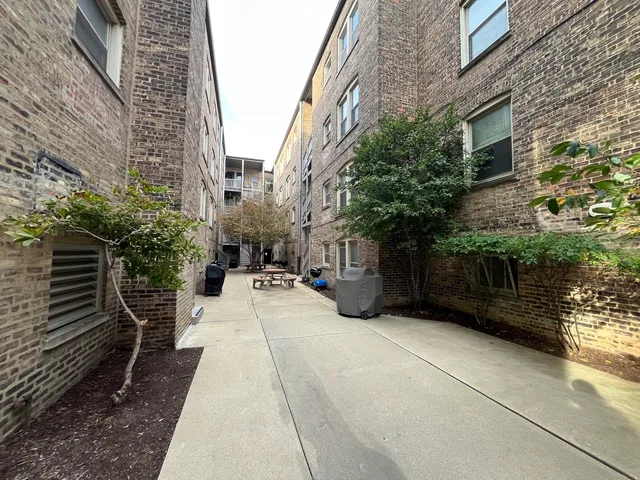 $2,400 | 623 Washington Boulevard, Unit 2N, Oak Park, IL 60302