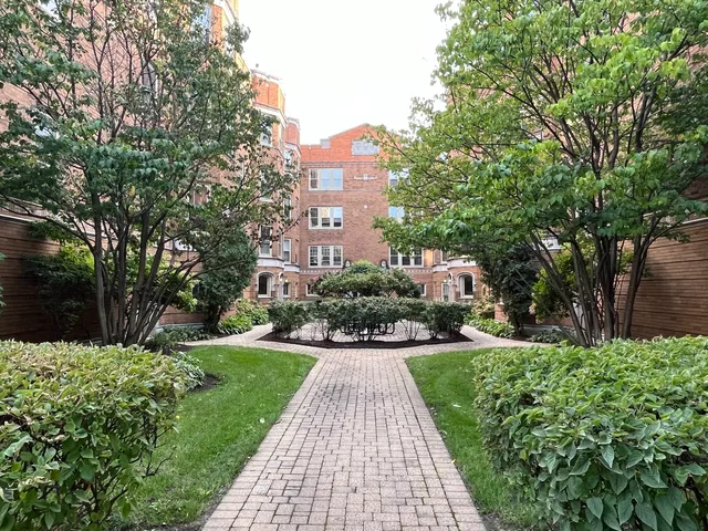 $2,400 | 623 Washington Boulevard, Unit 2N, Oak Park, IL 60302
