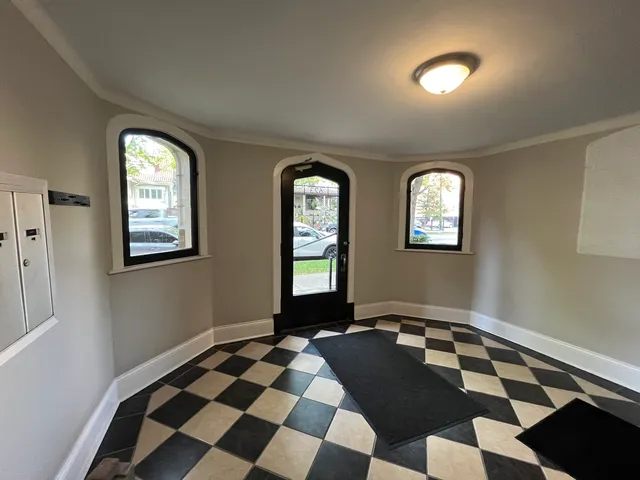 $2,400 | 623 Washington Boulevard, Unit 2N, Oak Park, IL 60302