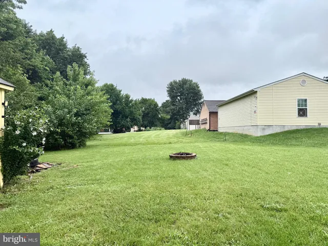 a view of a house with a backyard