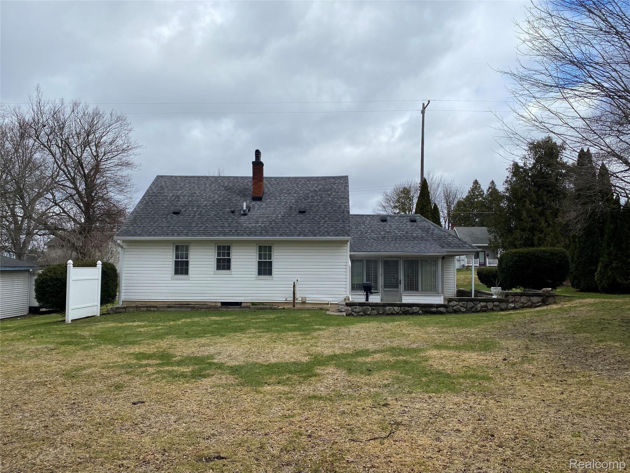 412 2nd Street Fenton, MI 48430 - Photo 3 of 18 2661EC93-6D76-4B05-B42C-4549E2DD8FF7.jpeg