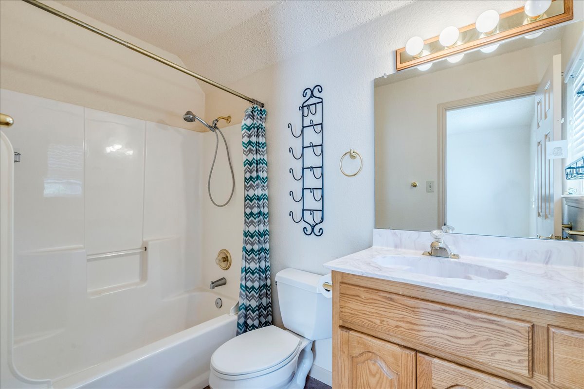 19106 Eyerley Road Manor, TX 78653 - Photo 24 of 40 Ensuite full bathroom on third bedroom