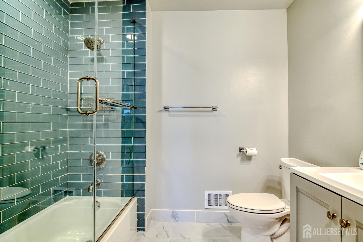 20 Pembrook Avenue North Brunswick, NJ 08902 - Photo 13 of 20