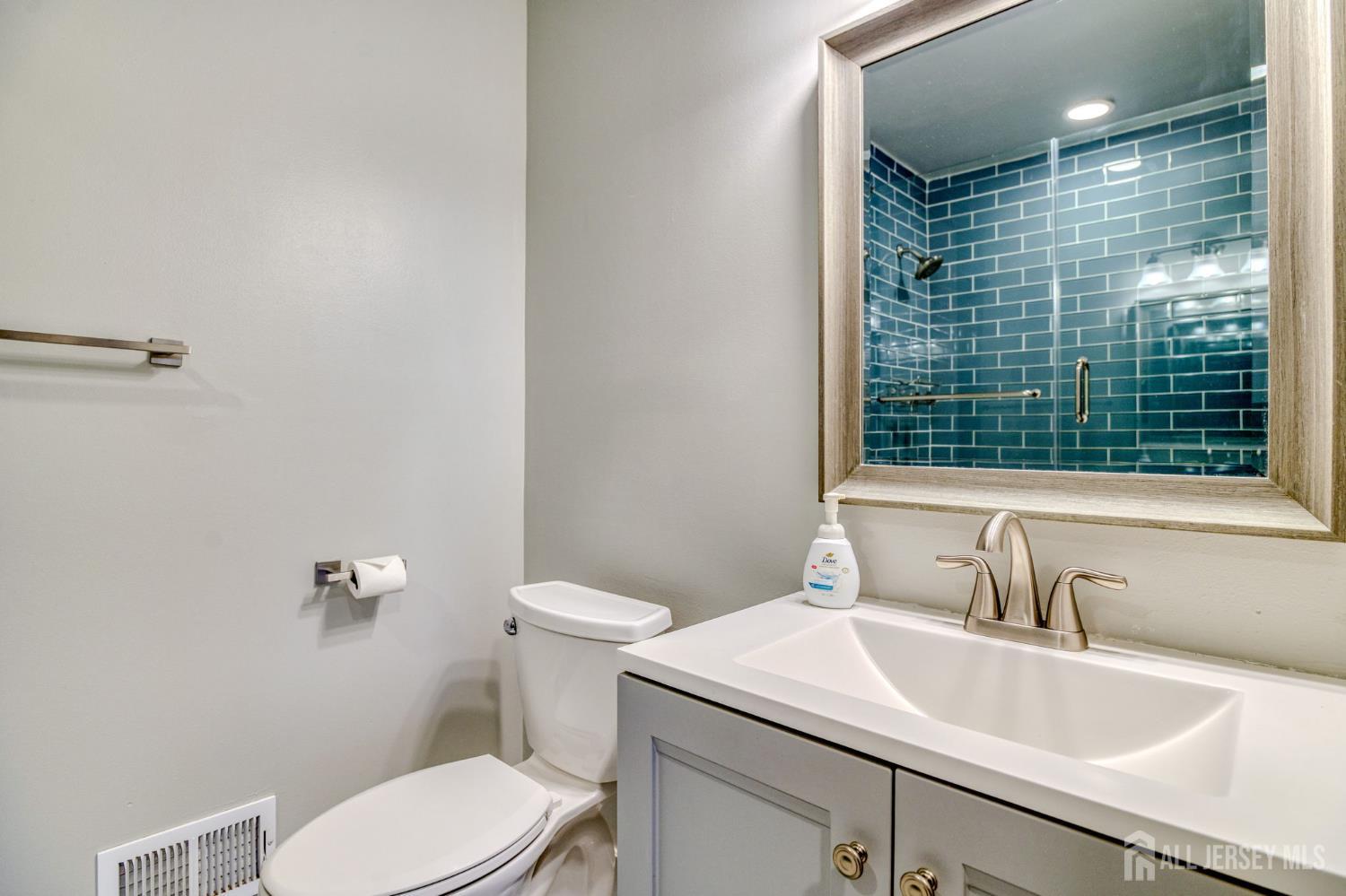 20 Pembrook Avenue North Brunswick, NJ 08902 - Photo 14 of 20