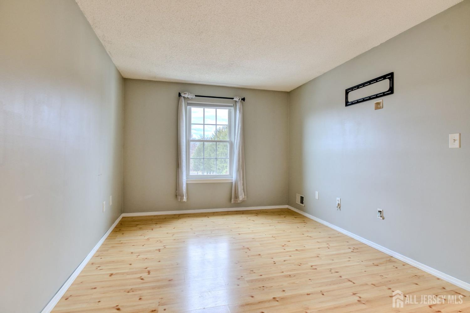 20 Pembrook Avenue North Brunswick, NJ 08902 - Photo 15 of 20