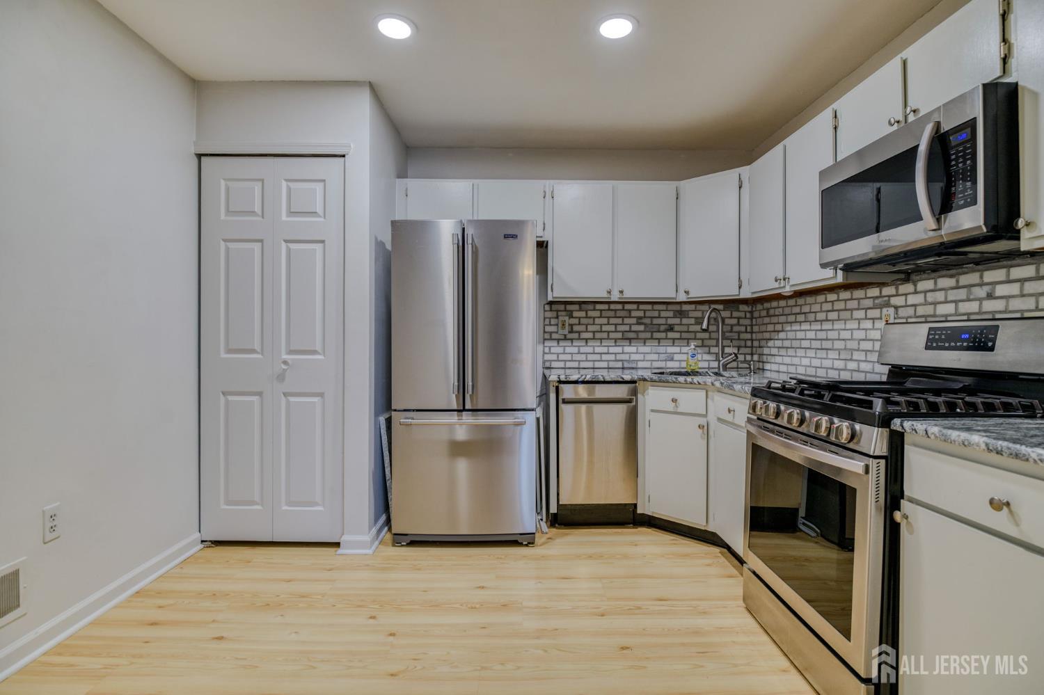 20 Pembrook Avenue North Brunswick, NJ 08902 - Photo 7 of 20