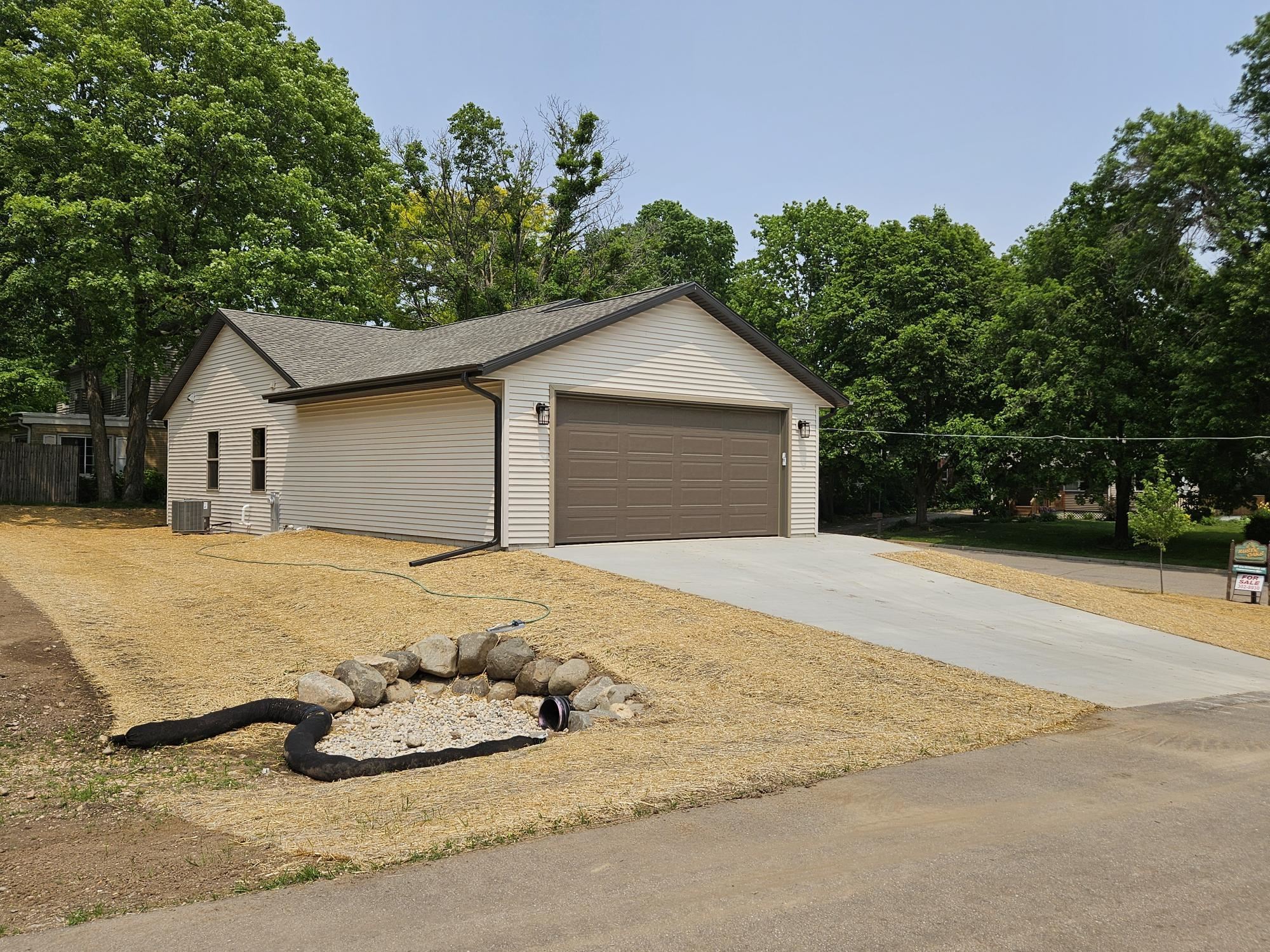 915 Sutherland Avenue Janesville, WI 53545 - Photo 2 of 27