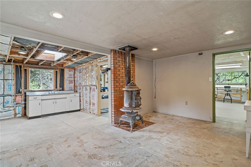 39804 Pine Bench Road Yucaipa, CA 92399 - Photo 34 of 57 Multi use workshop with wood burning stove