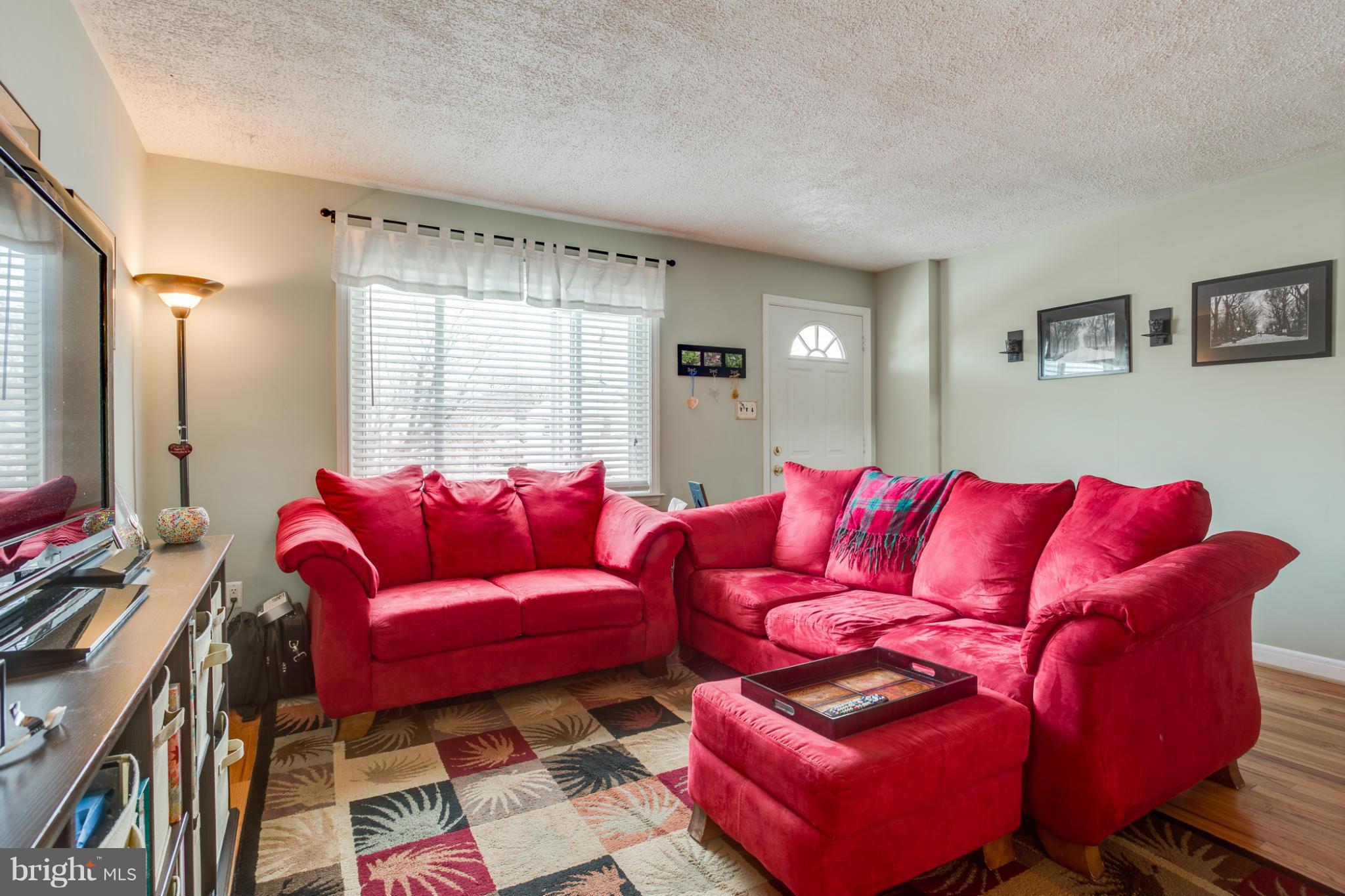 5520 Oakland Road Baltimore, MD 21227 - Photo 4 of 26 Living Room