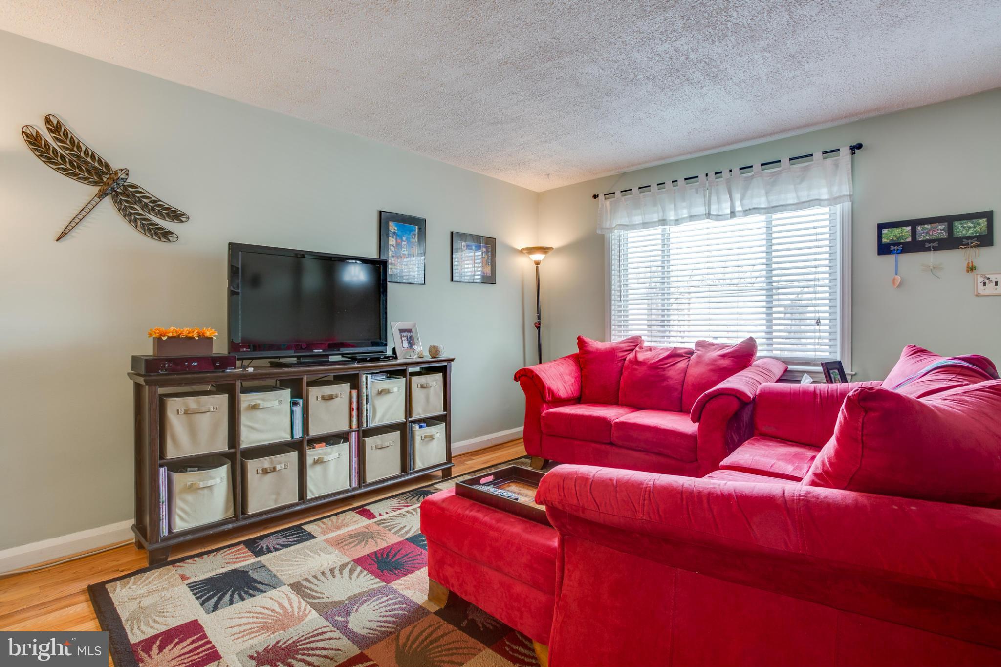 5520 Oakland Road Baltimore, MD 21227 - Photo 5 of 26 Living Room