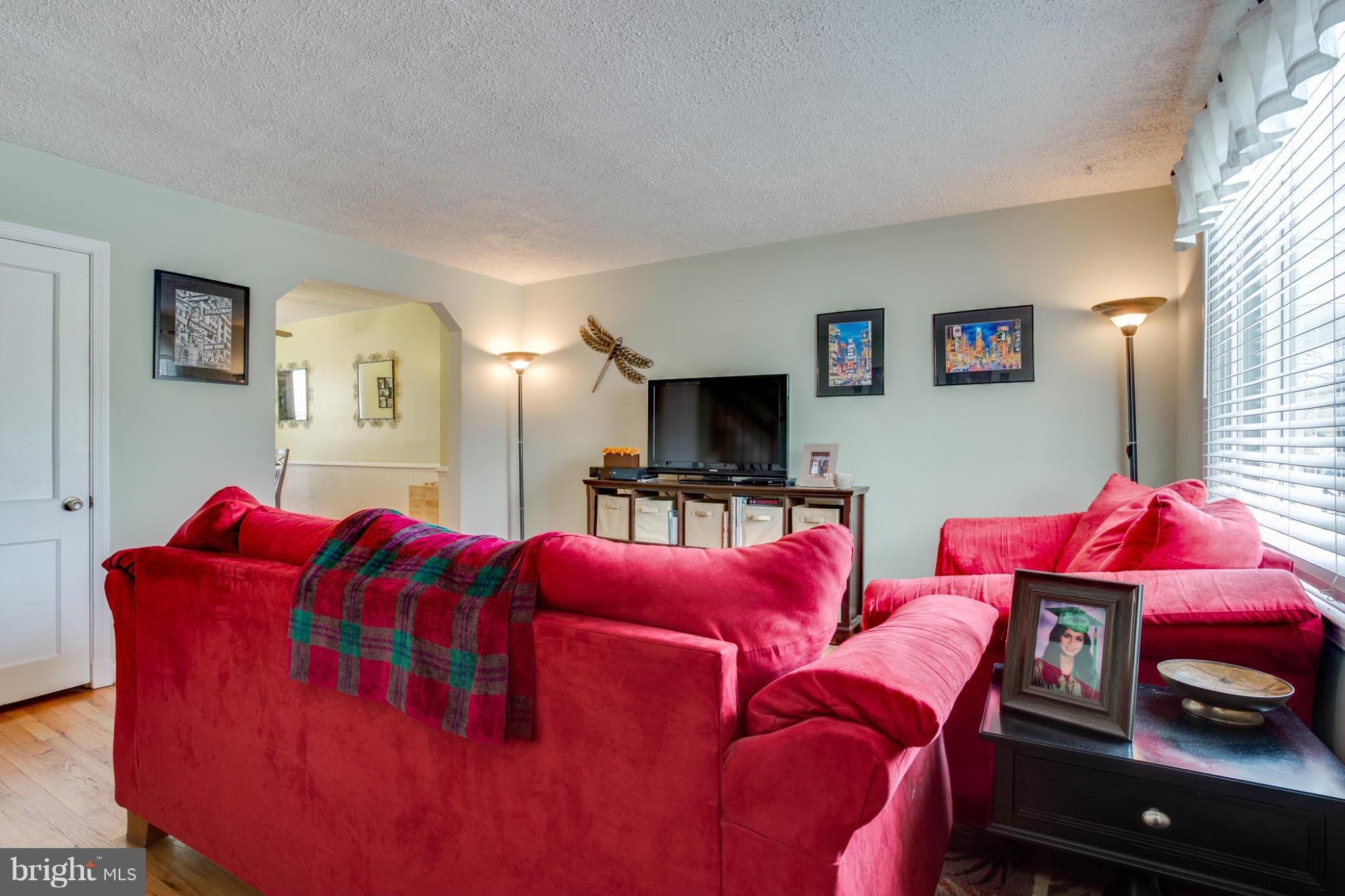 5520 Oakland Road Baltimore, MD 21227 - Photo 6 of 26 Living Room