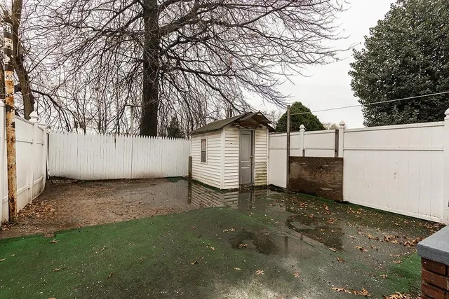 a view of a backyard