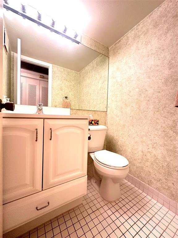 2009 Berkshire A, Unit 2009 Deerfield Beach, FL 33442 - Photo 11 of 57 a bathroom with a toilet a sink and a shower