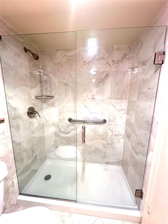 2009 Berkshire A, Unit 2009 Deerfield Beach, FL 33442 - Photo 19 of 57 a bathroom with a shower