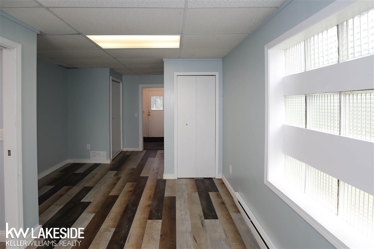 1515 East Hamlin Road Rochester, MI 48307 - Photo 24 of 31 Completely renovated bedroom with luxury laminate flooring.