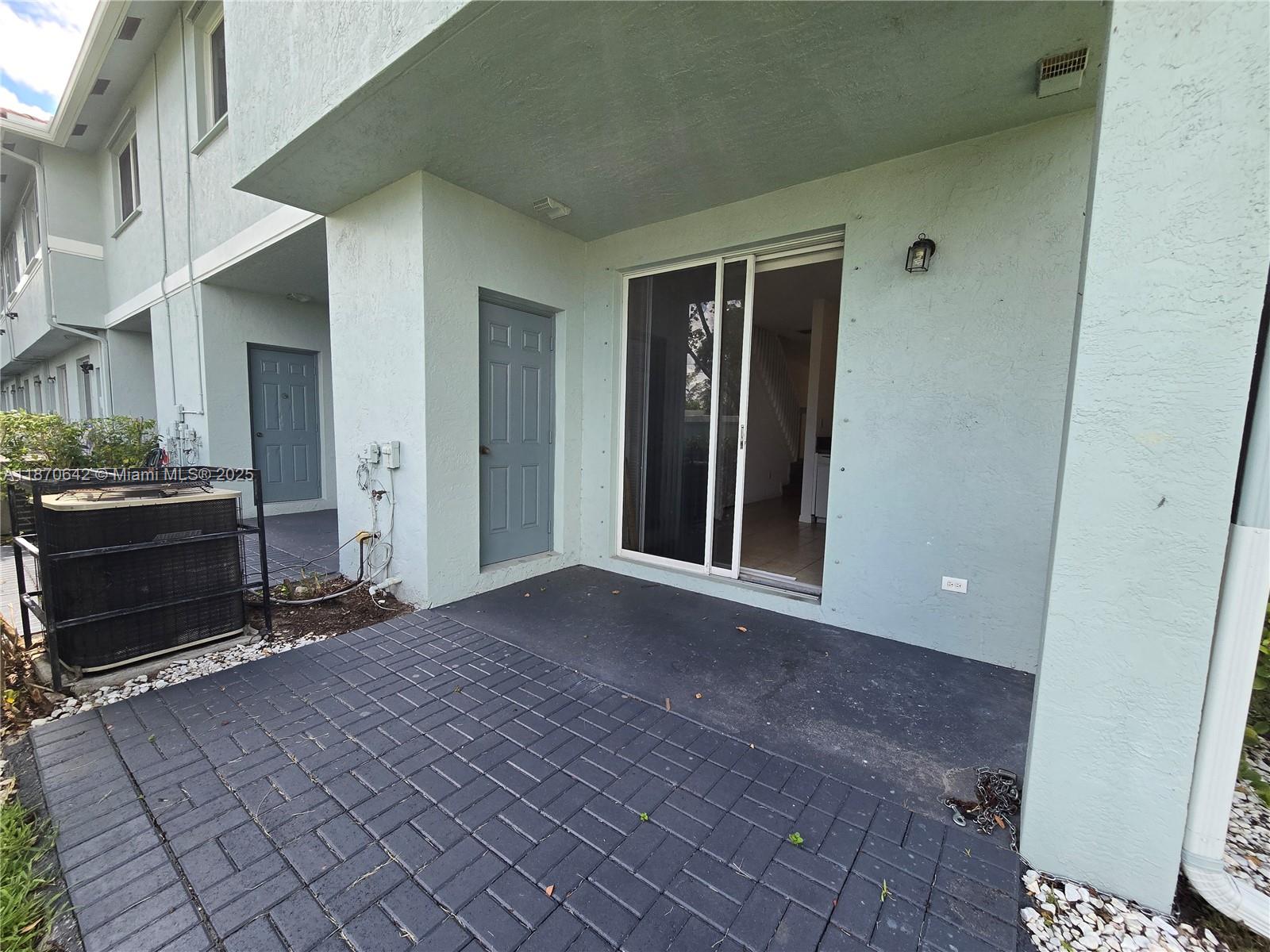 3632 Oleander Terrace, Unit 3632 Riviera Beach, FL 33404 - Photo 18 of 26 a view of a livingroom with an empty space