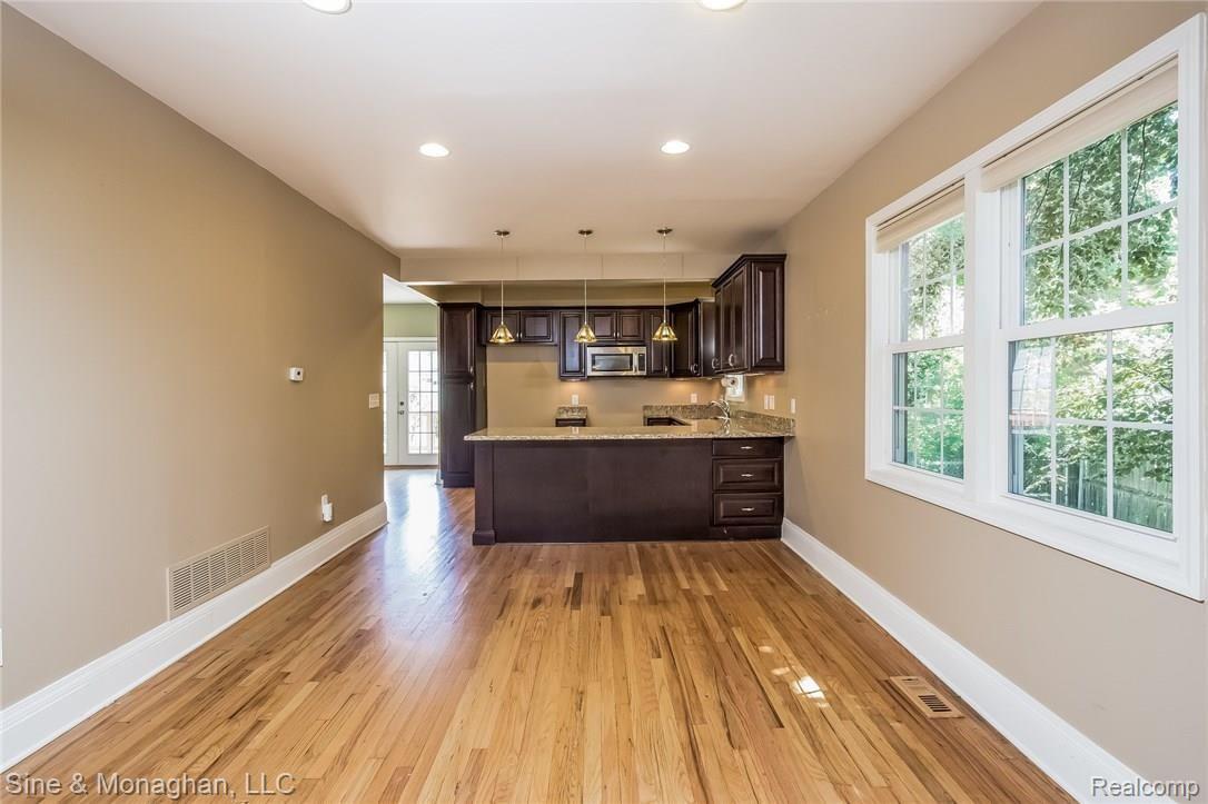 916 Rivard Boulevard Grosse Pointe, MI 48230 - Photo 10 of 73 010-Dining_Room-2930103-medium.jpg