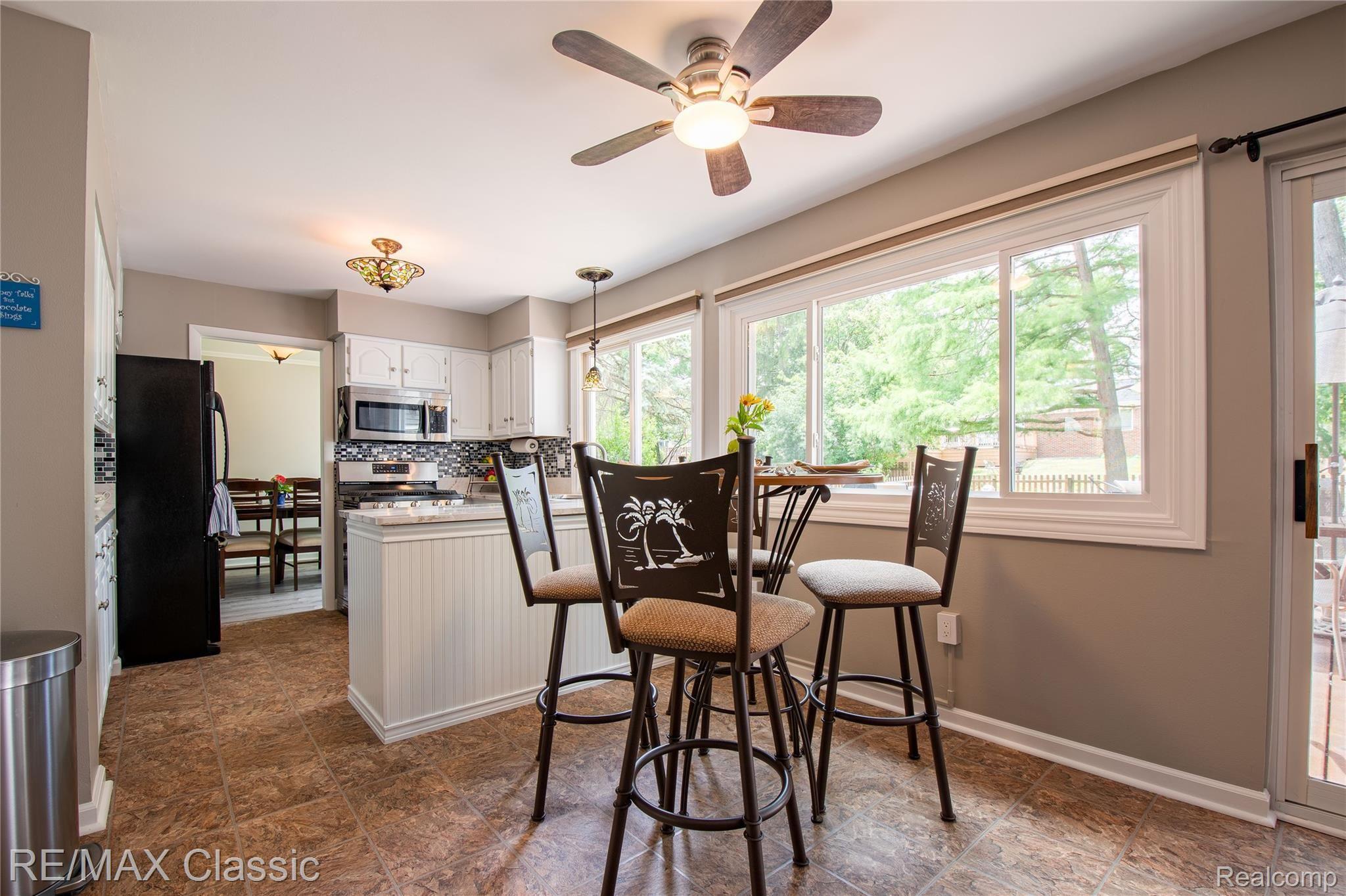 22715 Shadowpine Way Novi, MI 48375 - Photo 10 of 34 Kitchen eating area